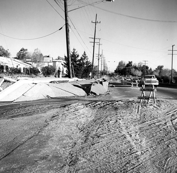 1971_San_Fernando_earthquake_-_Scarp_at_Foothill_Nursing_Home_-_Street_level_view