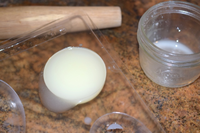 Pour into soap mold while still warm and liquid. Next place in fridge to cool.