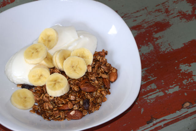 granola fruit yogurt